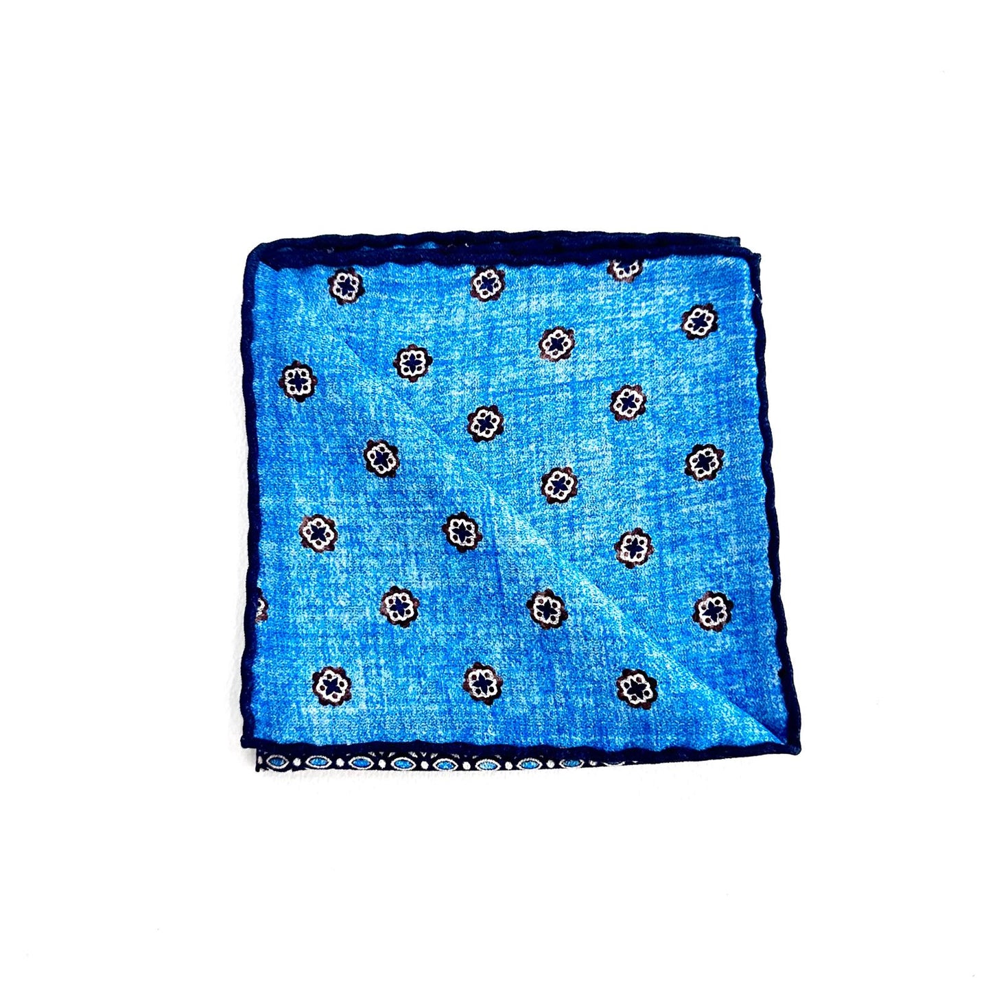 Pochette in Seta Azzurra con Micro Fantasia – Freschezza e Stile Quotidiano