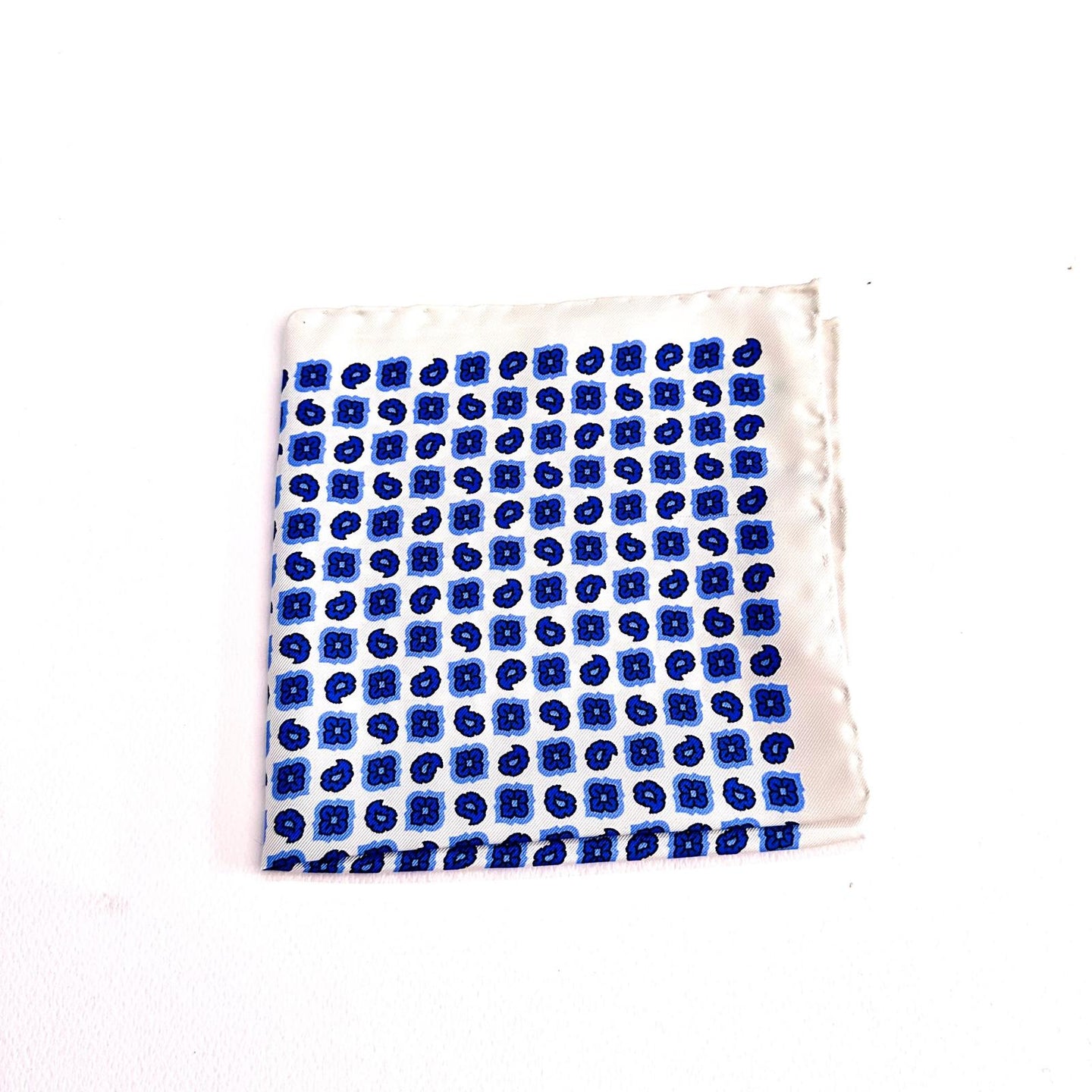 Pochette in Seta Bianco con Micro Fantasia Blu – Stile Italiano