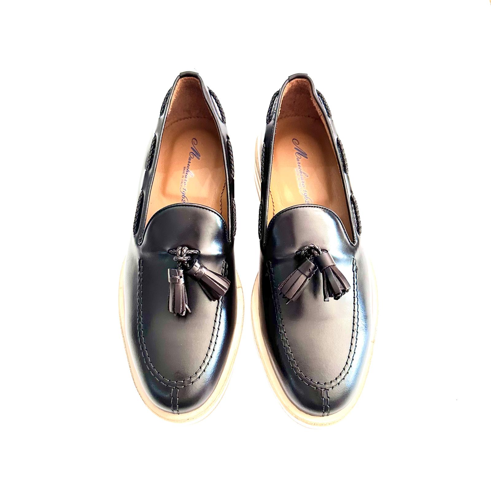 Mocassino con nappine in pelle testa di moro – Eleganza contemporanea con suola a contrasto and Made in Italy 🇮🇹