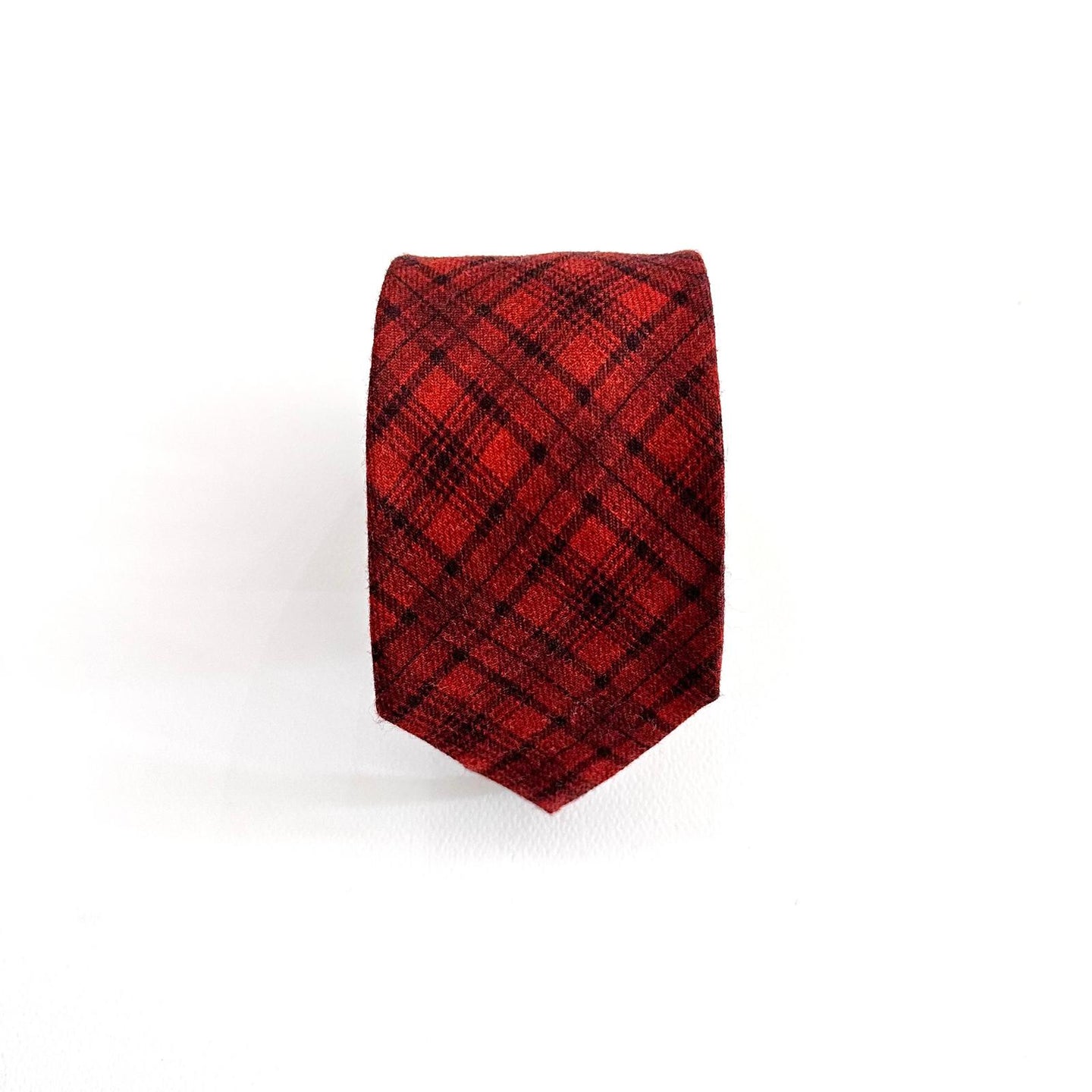 Cravatta in lana tartan rosso e nero – Stile British contemporaneo