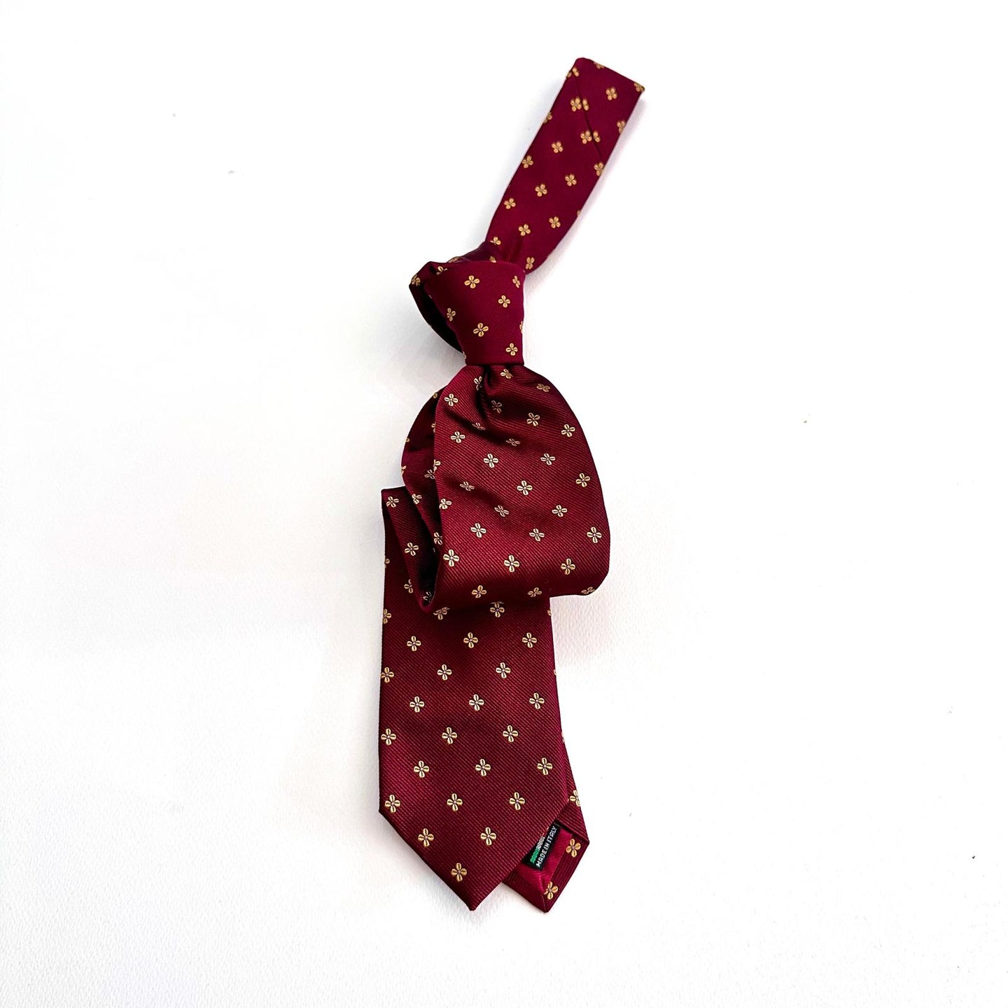 Cravatta in seta bordeaux con microfantasia floreale – Eleganza senza tempo