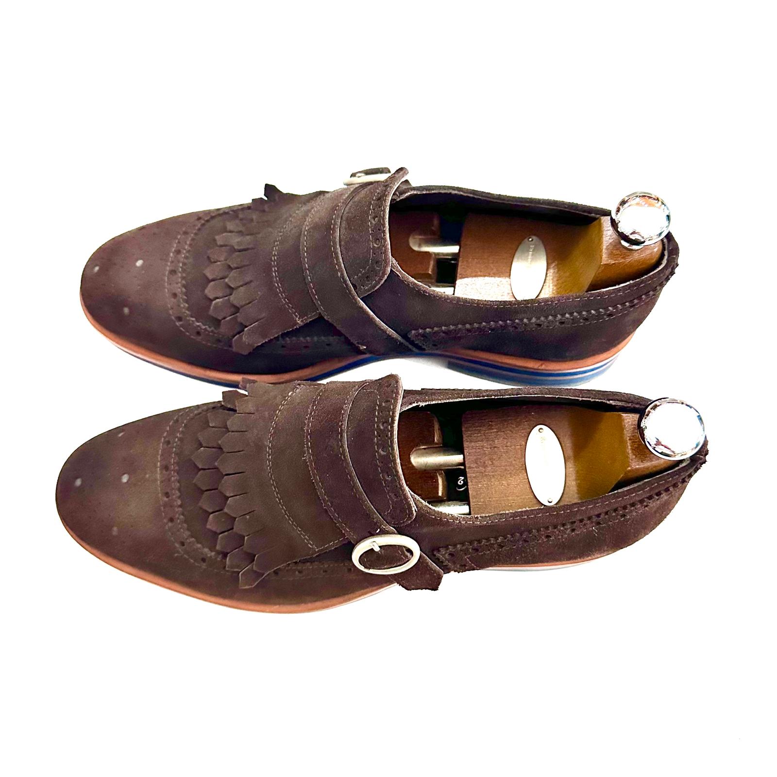 Scarpa con Fibbia Laterale in Camoscio Testa di Moro – Dettaglio Frangiato