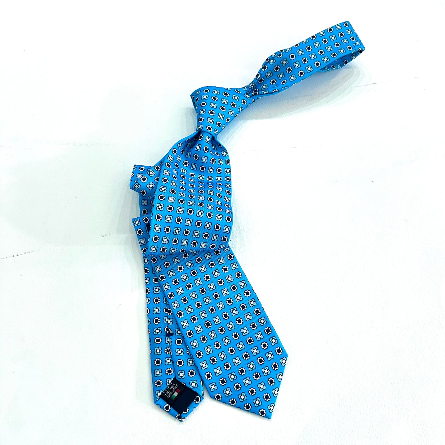 Cravatta in Seta celeste con Texture Micro fiori– Eleganza italiana 🇮🇹
